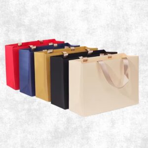 Ciento de Bolsas Boutique en Cartulinas Finas Medidas: 34x25x8 cm.